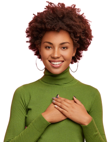 Mulher negra vestindo moletom verde com as duas mãos no peito e sorrindo
